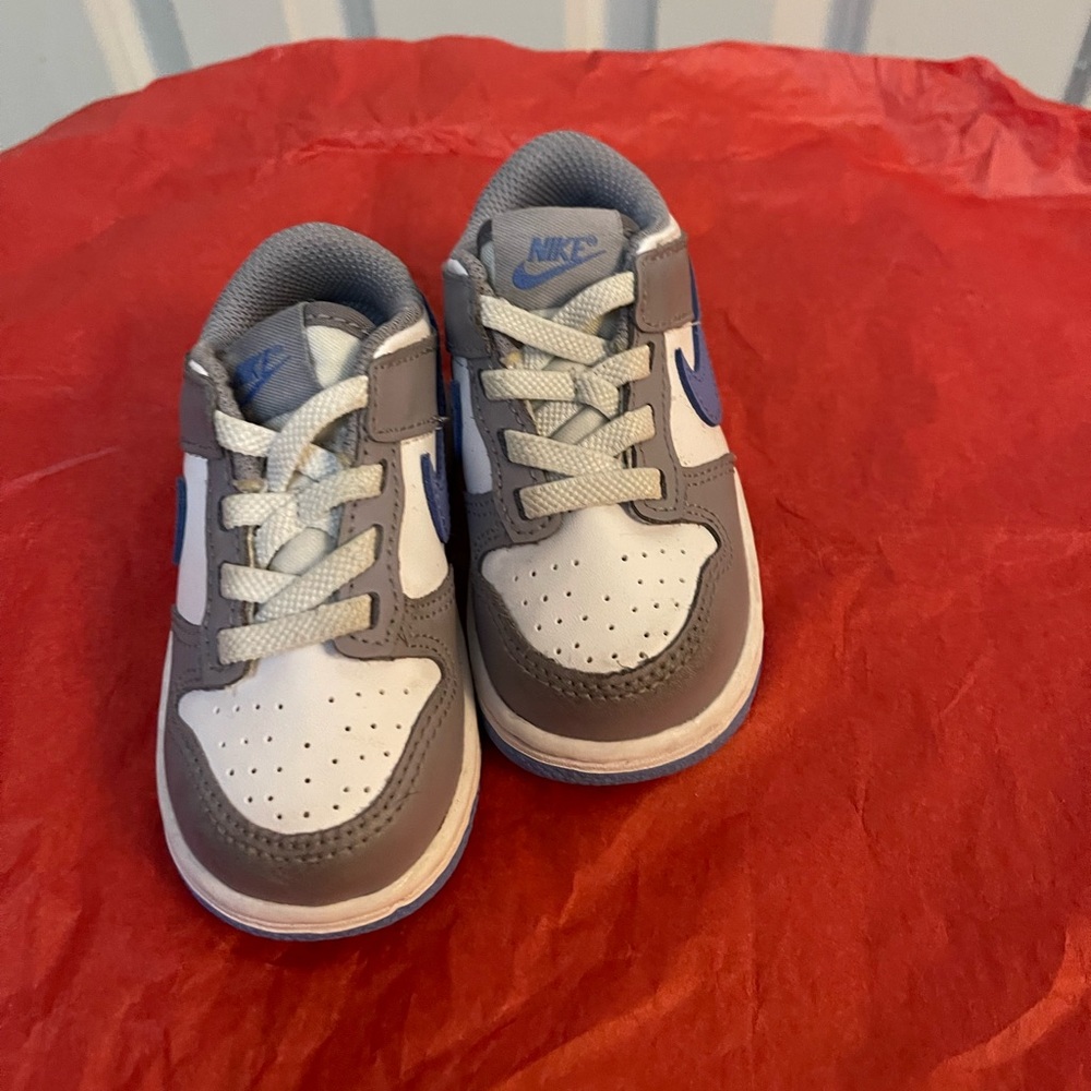 Nike Toddler/Kids White, Gray, Blue Low Top Sneakers with Blue Soles-Size 6C